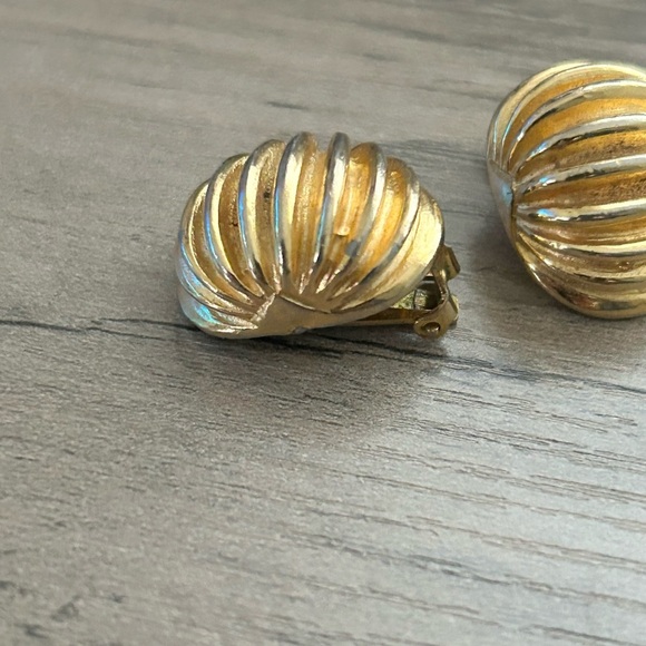 Vintage Mimi di N Gold Ribbed Dome Earrings Clip Ons Textured Design - Picture 5 of 7